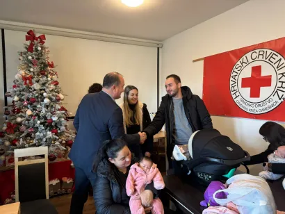 Gradonačelnik Bilandžija je čestitao okupljenima/Foto: Krugoval Gare&scaron;nica