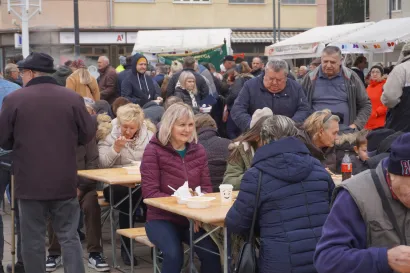 Zadovoljna lica brojnih sugđana govore o tome kakav je bio lovački čobanac/Foto: Dijana Puhalo/MojPortal.hr