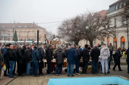 Za čobanac se čekalo u redu/Foto: Predrag Uskoković