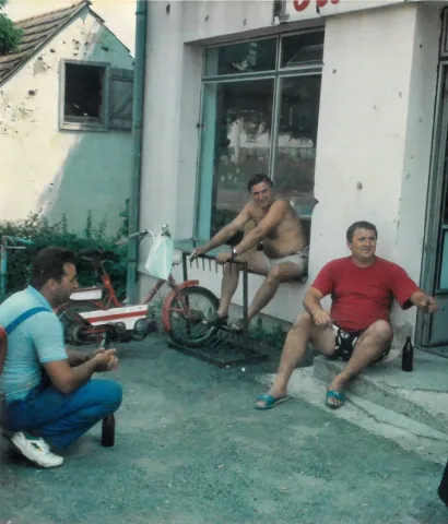 Foto: Privatni albNekada su važno sredi&scaron;te dru&scaron;tvenog života bili prostori ispred trgovina. Stanko s dru&scaron;tvom ispred trgovine u Lipiku/Foto: Privatni album