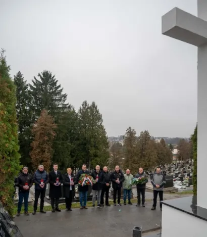 Položeni su vijenci i zapaljene svijeće/Foto: Grad Daruvar