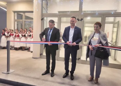 Načelnik, župan i ravnatelica &scaron;kole svečano su prerezali vrpcu/Foto: BBŽ