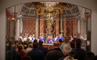 U župnoj crkvi Presvetog Trojstva održana je sveta misa za biskupa Salača koju je u zajedni&scaron;tvu svećenika vodio mons. Ivo Martinović, pože&scaron;ki biskup/Foto: Predrag Uskoković/Grad Daruvar