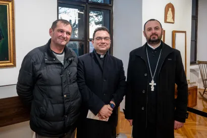 Otvorenje izložbe nije propustio ni daruvarski paroh Đorđe Teodorović/Foto: Predrag Uskoković/Grad Daruvar