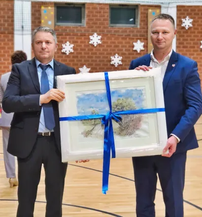 Načelnik Boro Ba&scaron;ljan daruje sliku županu Marko Maru&scaron;iću u znak zahvalnosti za pruženu pomoć/Foto: Nikica Puhalo/MojPortal.hr