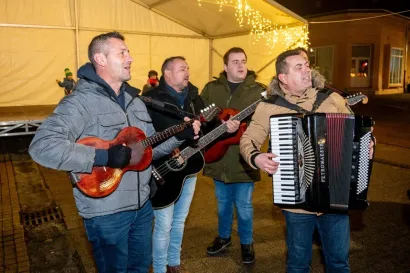 Tambura&scaron;i su odu&scaron;evili publiku/Foto: Predrag Uskoković