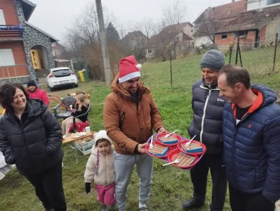 Grgići su susjede počastili rođendanskom tortom/Foto: Mario Barać