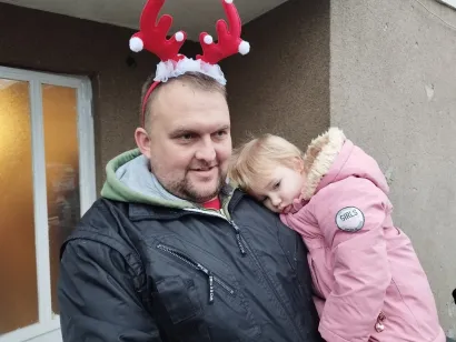 Nora Lopar, najmlađa stanovnica Krležine u naručju tate Marija/Foto: Mario Barać