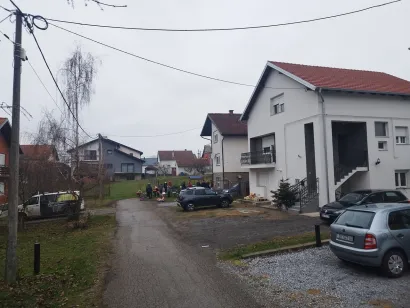 Stanovnici Krležine kažu da bi ih razveselio novi sloj asfalta/Foto: Mario Barać