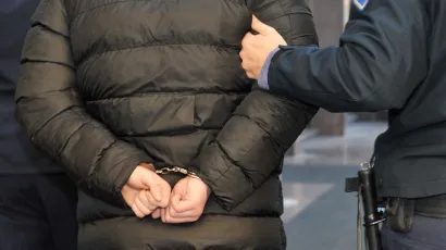 Pijani mu&scaron;karac je u lisicama odveden u policijsku postaju na otrežnjenje/Foto: Sergej Drechsler/CROPIX