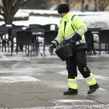 Ne pomaže samo sol kad se zaledi/Foto: Dragan Matić/CROPIX (ilustracija)