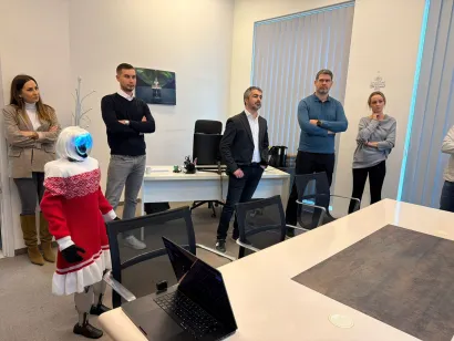 Tonka odu&scaron;evljava načinom na koji komunicira sa svima oko sebe/Foto: Vandri Robotics