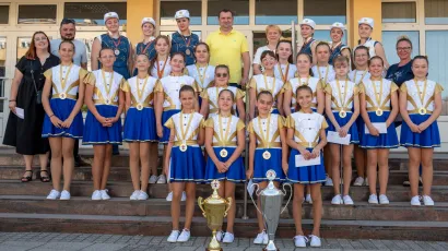 Daruvarske mažoretkinje DA-ME ispred gradske uprave/Foto: Predrag Uskoković/Grad Daruvar