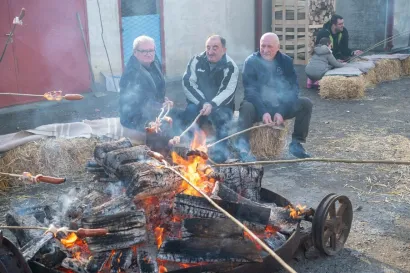 Pekle su se kobasice na otvorenom/Foto: Predrag Uskoković