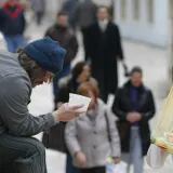 Mu&scaron;karac i žena prosili su novac kod trgovačkog centra u Gajevoj ulici/Foto: Duje Klarić/CROPIX (ilustracija)