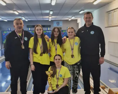 Državne prvakinje u kategoriji U19, s lijeva trener De Zan, Marija Juranović, Simona Zukanović, SLavica Blažević, predsjdnik Vjekoslav Anu&scaron;ić. Čuči Lorena Zubalj/Foto: KK Pakrac