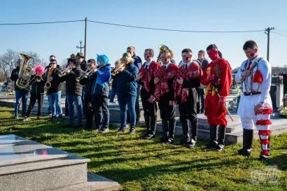 Ma&scaron;kare na groblju/Foto: Foto by Goldy