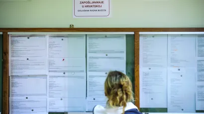Nezaposleni u potrazi za radnim mjestom gledaju oglase za posao/Foto: Nik&scaron;a Stipaničev/CROPIX