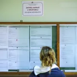 Nezaposleni u potrazi za radnim mjestom gledaju oglase za posao/Foto: Nik&scaron;a Stipaničev/CROPIX