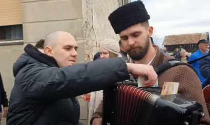 Josip Dabro pjeva stihove o Anti Paverliću/Foto: Screenshot