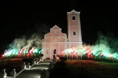 ispred župne crkve Uznesenja Blažene Djevice Marije zapaljeno je "30 baklji pobjede" kao simbol 30 godina od početka Domovinskog rata/Foto: Pakrački list