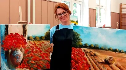 Dalija Penezić sa svojim slikama/Foto: Privatni album