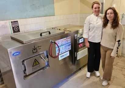 Voditeljica restorana Taverna Snježana Blažičko i Magdalena Martić iz Hortikulture Daruvarskih toplica pokraj kompostera/Foto: Nikica Puhalo/MojPortal.hr