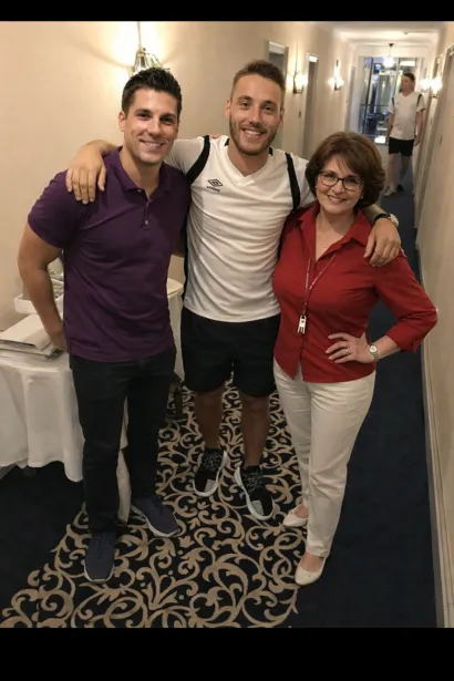 S hrvatskim nogometnim reprezentativcem Nikolom Vla&scaron;ićem u hotelu u kojem je radila/Foto: Privatni album