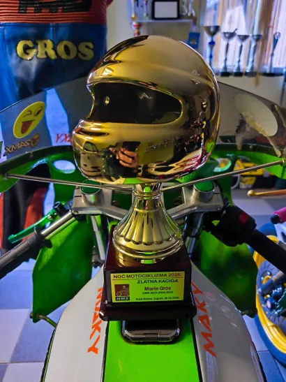 Ovo je Marinu peta zlatna kaciga/Privatni album