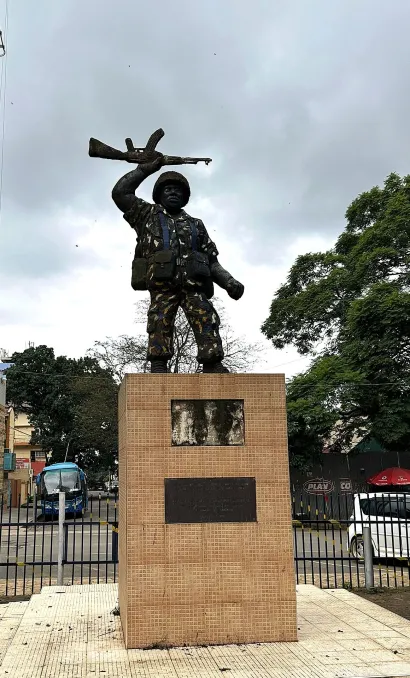 Dok tumaraju gradom čekajući let, Dabo i njegova obitelj prolaze pored brončanog Askarija &ndash; spomenika afričkom vojniku koji s visoko podignutom pu&scaron;kom kao da podsjeća na nemirnu povijest ovog kontinenta, ali i na surovu stvarnost koja ih trenutno okružuje/Foto: Privatni album