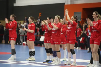 Hrvatske igračice pozdravljaju publiku na kraju utakmice/Foto: Željko Hajdinjak/CROPIX