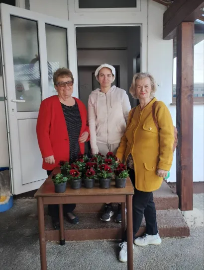 Darivale su i djelatnice Caritasa i Pučke kuhinje/Foto: Privatni album