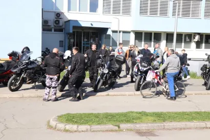Daruvarski bikeri ispred pakračke bolnice/Foto: Pakrački list