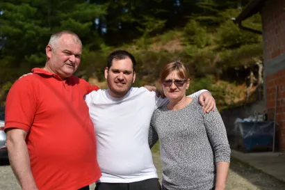 Patrik s roditeljima/Foto: Privatni album