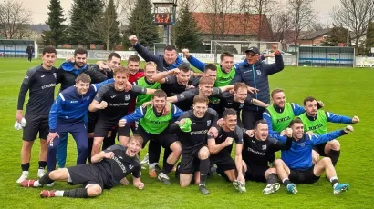 Slavlje igrača nakon velike pobjede na zahtjevnom gostovanju/Foto: HNK Daruvar