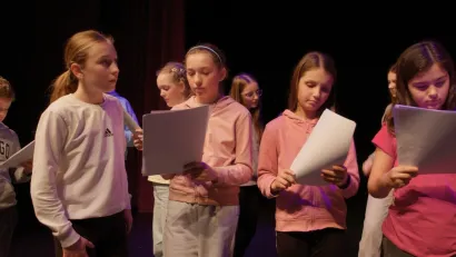 U predstavi glume i djeca/Foto: Denis Brkić