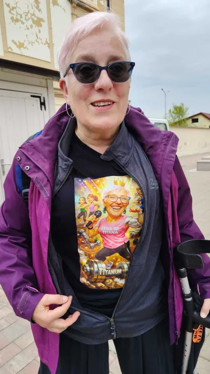 Đurđa je od prijatelja umirovljenika dobila majicu na kojoj je prikazana ona - žena od titana/Foto: Slavica Trgovac Martan