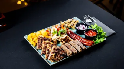 Ro&scaron;tilju u restoranu Trilun priprema se na drvenom ugljenu,s naglaskom na leskovački stil/Foto: Restoran Triluna