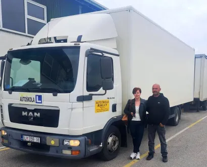 Ana i Ivan pokraj kamiona u kojem su položili vozački kao od &scaron;ale/Foto: Auto&scaron;kola Rally