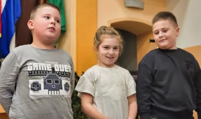 Fran Bingula, Eva Batković i Luka Pavić uljep&scaron;ali su svečanost recitacijom pjesme "Moj Dežanovac"/Foto: Nikica Puhalo/MojPortal.hr