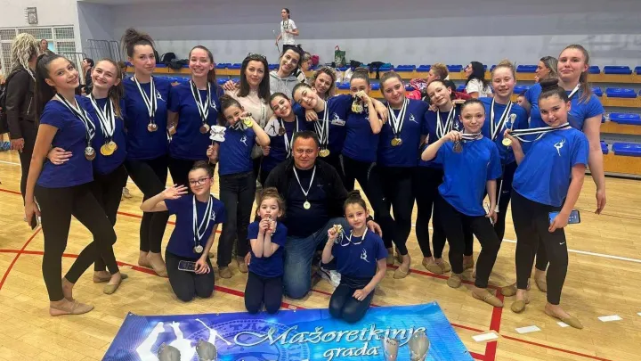 Foto: Pakračke mažoretkinje