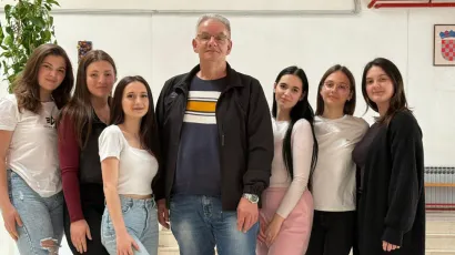 Profesor Brkić i učenice koje su poželjele pjesmu o djedovini/Foto: Privatni album