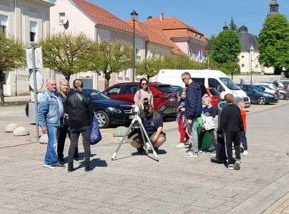 Promatranje sunca na sredi&scaron;njem gradskom trgu/Foto: AD Kumova Slama