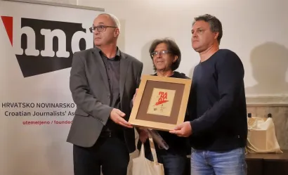 Dinko Kliček (sasvim desno) prima nagradu za svoju reportažu na Framafu festivalu/Foto: Nikica Puhalo/MojPortal.hr
