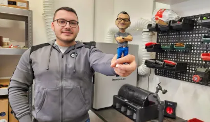 Marko Valečić s figuricom samog sebe koju je napravio s 3D printerom// Foto: Nikica Puhalo/MojPortal.hr