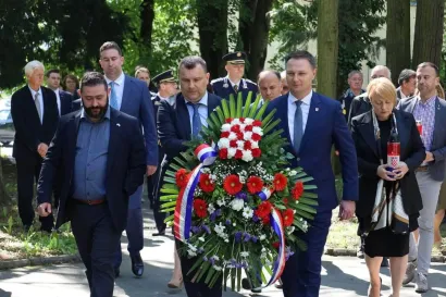 Predstavnici Grada i županije polažu vijenac braniteljima koji su dali živote za Domovinu/Foto: Predrag Uskoković/Grad Daruvar