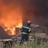 Djurdjenovac, Nasice, 290615.Oko 17 sati u postrojenju nekadasnje tvornice DIK Djurdjenovac koja sada proizvodi namjestaj izbio je veliki pozar. Pozar je zahvatio velik dio tvornice. 100- tinjak radnika koji su u tom trenutku bili unutra uspjeli su se spasiti. Pozar jos uvijek nije ugasen.Foto: Ivan Cosic/Nasice.com/CROPIX