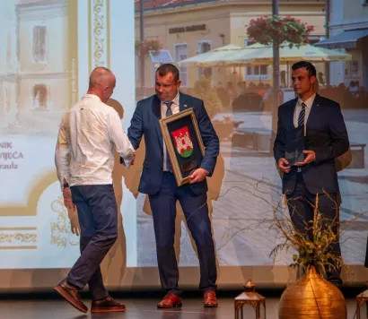 Vedran je jučer primio "Posmrtno priznanje" Grada Daruvara za svoju majku/Foto: Predrag Uskoković/Grad Daruvar