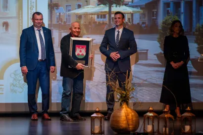 Priznanje za dr. Vladu Novakovića/Foto: Predrag Uskoković/Grad Daruvar