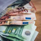Zaposlenica gradskih javnih radova Branka Sibinčić (40) na cesti je u ponedjeljak prijepodne prona&scaron;la mu&scaron;ku torbicu/Foto: Unsplash